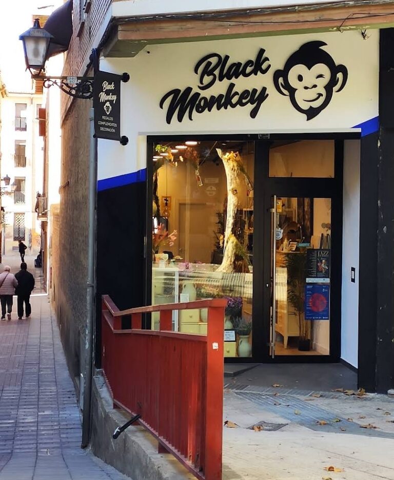 Tienda Black Monkey con logo de mono en la entrada.